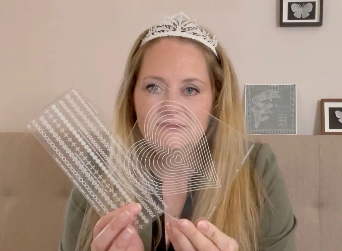 Jemná papírová krajka vytvořená technikou vypichování