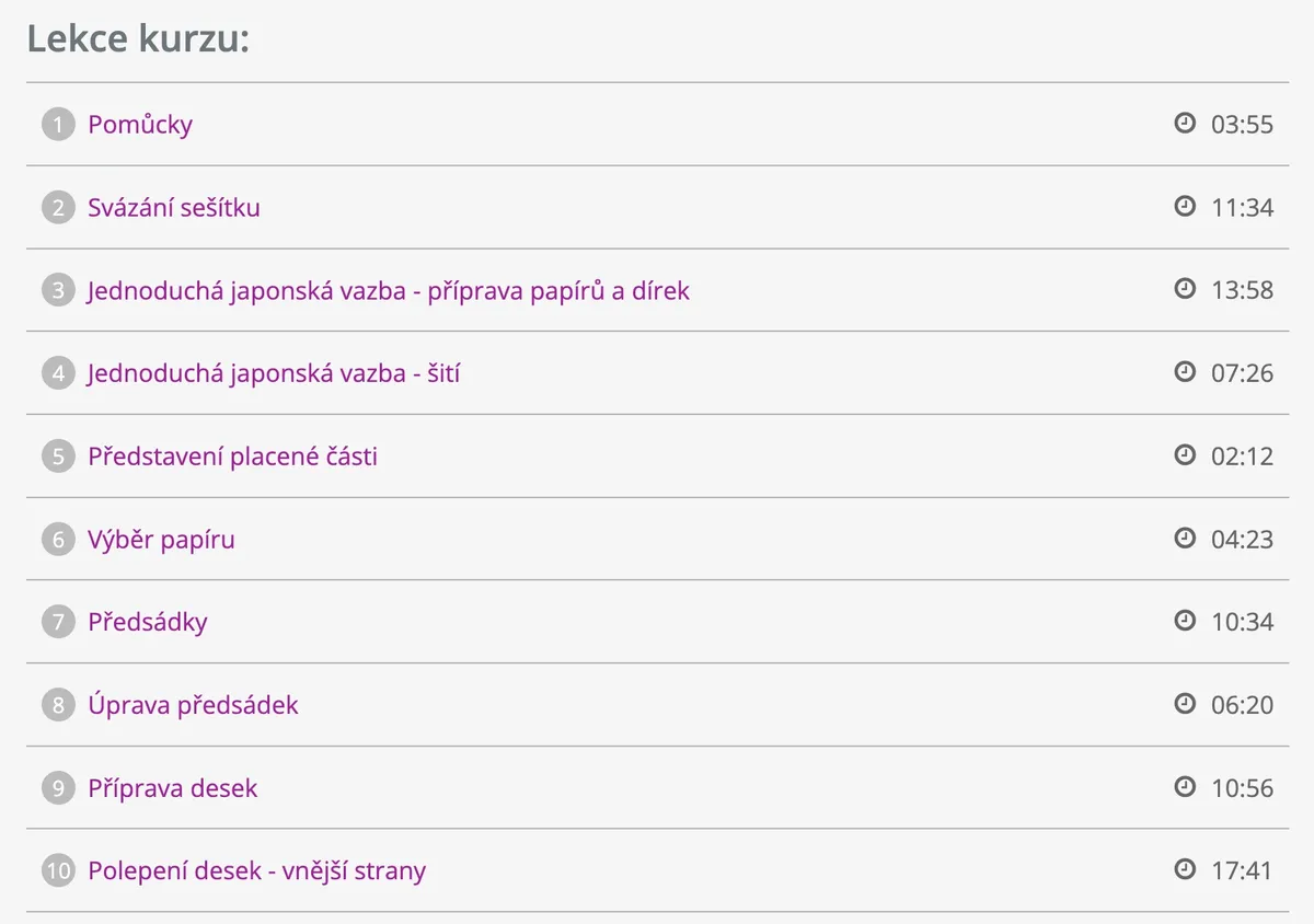 Detail práce s papírem a deskami při ruční vazbě knihy v kurzu Radky Prokopové